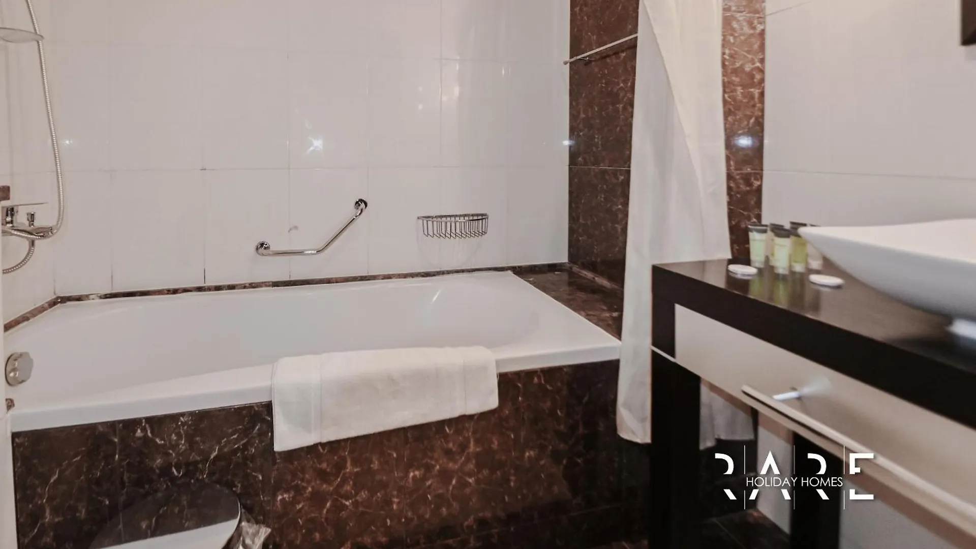 Green Lakes Tower: Jumeirah Lake Towers Apartment with Dubai Marina Views