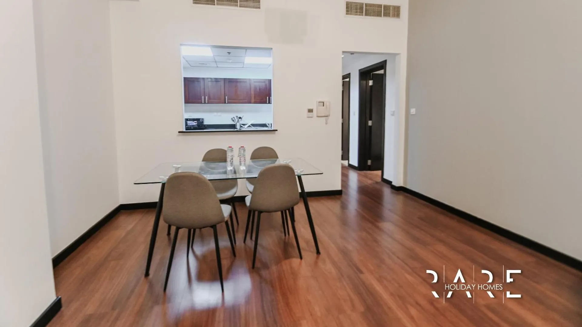 Green Lakes Tower: Jumeirah Lake Towers Apartment with Dubai Marina Views