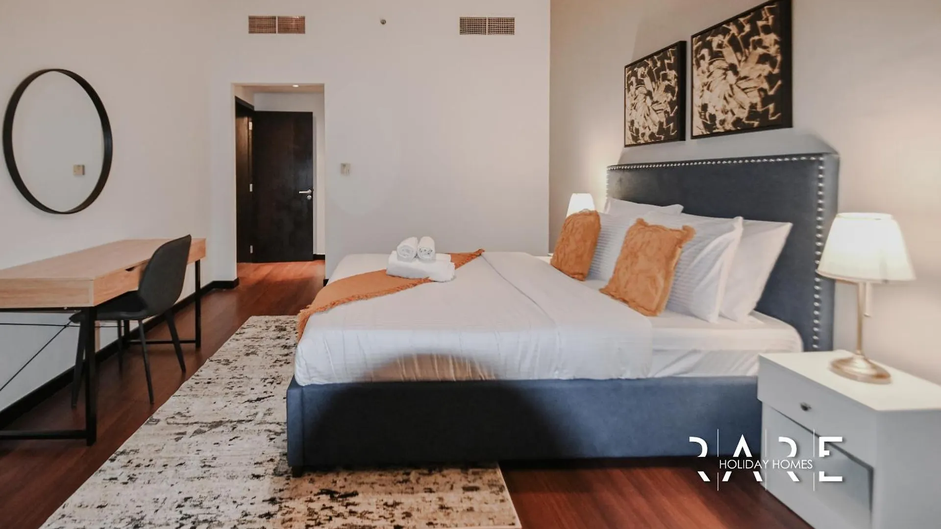 Green Lakes Tower: Jumeirah Lake Towers Apartment with Dubai Marina Views